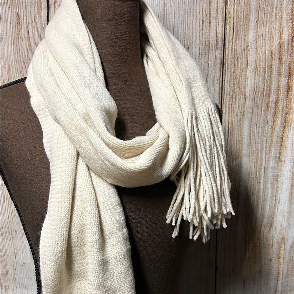 Cream Fringe Knit Scarf - New 🖤